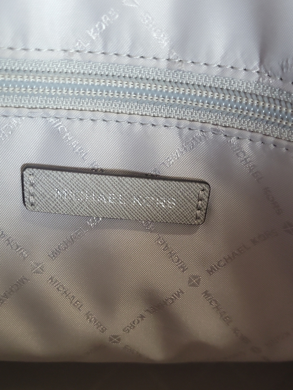 Michael Kors White and Light Gray Logo Tote ✨️✨️✨️EUC✨️✨️✨️ - Picture 9 of 16